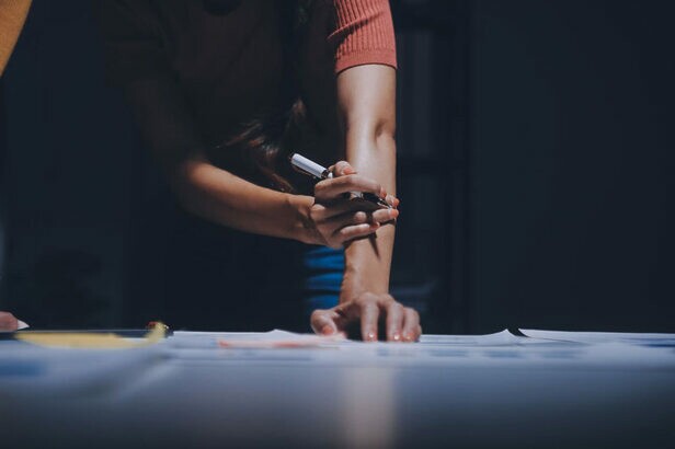 Agências se estruturam para melhorar a retenção de talentos (Crédito: ARMMY-PICCA / shutter)