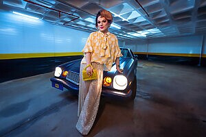 Lorelay Fox com o Chevrolet Camaro Z/28 1979, de Stranger Things (Crédito: Divulgação)