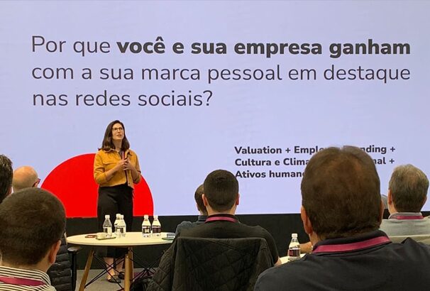 Legenda: Flávia Montes palestra sobre Branding Pessoal no LinkedIn para C-levels em evento do Experience Club. (2022) Créditos da Imagem: Equipe EXP