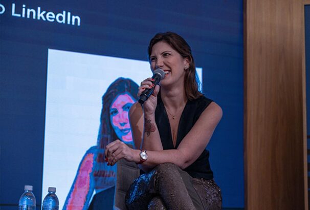Flávia Montes em dois momentos no evento painel “Construção de Autoridade Viral que Gera Leads no LinkedIn”. (Agosto, 2025) Crédito: Equipe Brand You Up