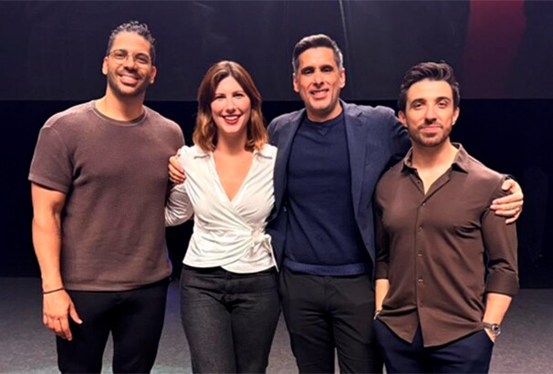 Flávia Montes com “A Trinca” (Joel Jota, Flávio Augusto e Caio Carneiro) em evento para formação de empresários. Créditos de Imagem: Equipe Brand You Up