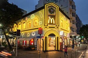 Unidade do McDonald’s em Ipanema decorado para o Natal (Crédito: Natal)