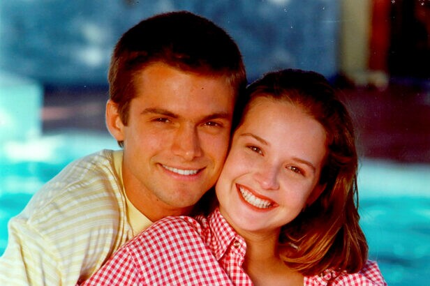 A primeira temporada de Malhação, lançada em 1995, ficou marcada pelo casal Luiza, interpretada por Fernanda Rodrigues, e Dado, vivido por Cláudio Heinrich (Crédito: TV GLOBO/Nelson Di Rago)