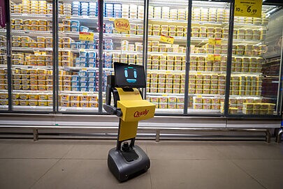 JCDecaux testa robô interativo no ponto de venda