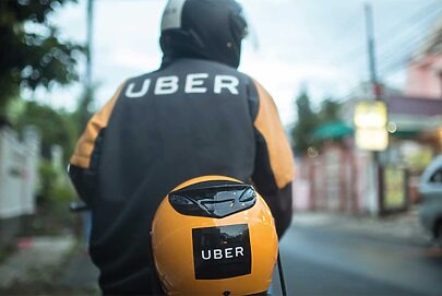 Justiça obriga Prefeitura de SP a liberar mototáxi da Uber