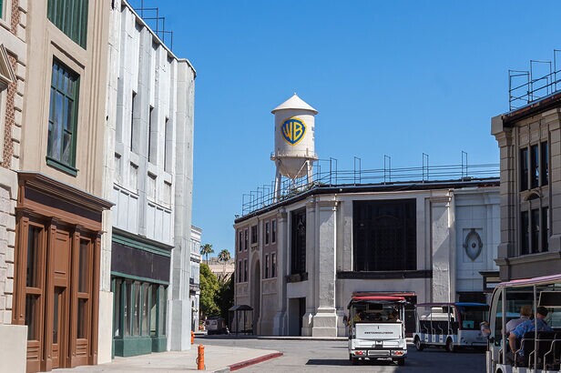 Warner recomenda rejeição da oferta hostil da Paramount (Crédito: Shutterstock)