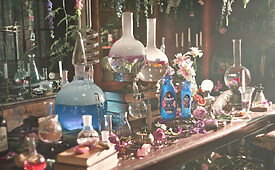 Hugh Sachs, o Brimsley de Bridgerton, estrela a campanha da linha Comfort Segredos Bridgerton (Créditos: Reprodução/YouTube)