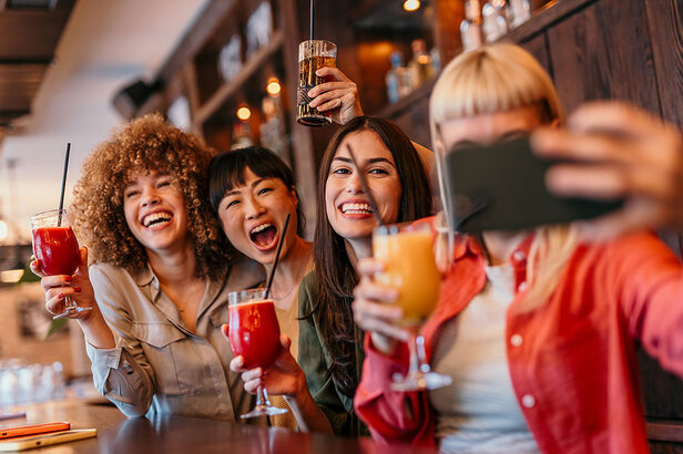 Relatório da PacSun avalia comportamento dos jovens e o que impulsiona as suas formas de consumo (Crédito: La-Famiglia-shutterstock)