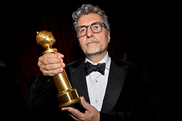 Kleber Mendonça Filho com a estatueta de Melhor Filme de Língua Não Inglesa do Globo de Ouro (Crédito: Penske Media/Gettyimages)