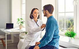 Médica atendendo paciente