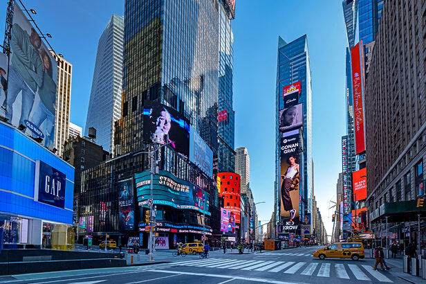 Mais do que telas, marcas aproveitam retail media como forma de promover experiências para os consumidores (Crédito: droneandy-shutterstock)