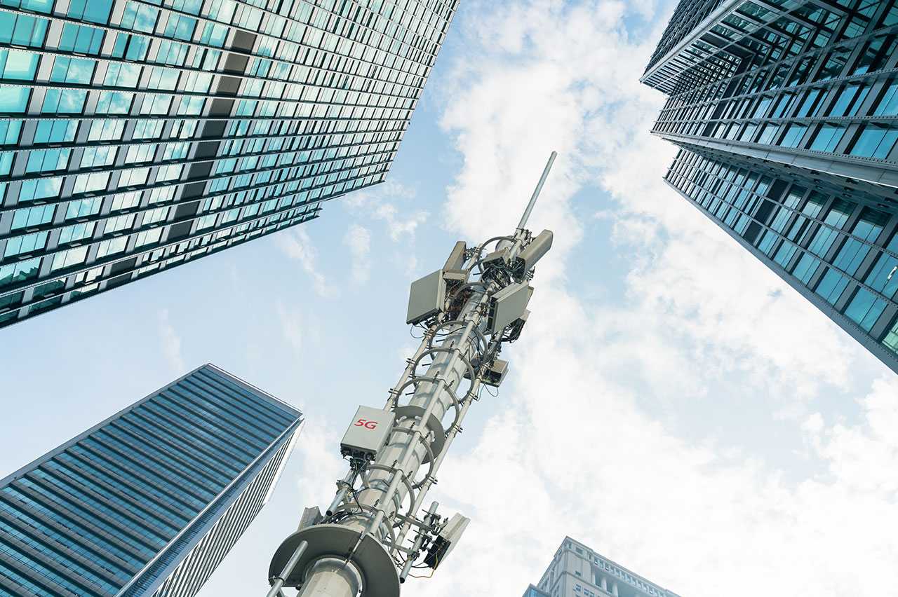 Telecomunicações enfrenta entraves na adoção de IA, na gestão de talentos e na transição tecnológica (Crédito: Helloabc/Shutterstock)