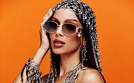 Anitta assina coleção de verão da Chilli Beans (Créditos: André Nicolau)
