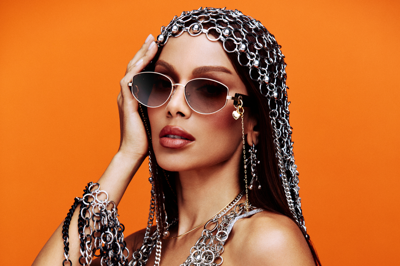 Anitta assina coleção de verão da Chilli Beans (Créditos: André Nicolau)