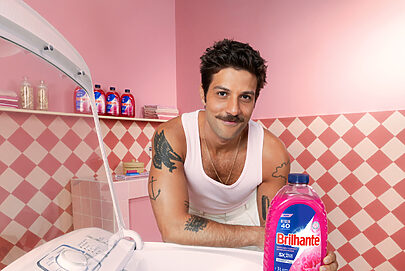 Brilhante entrega roupas com perfume de Chay Suede