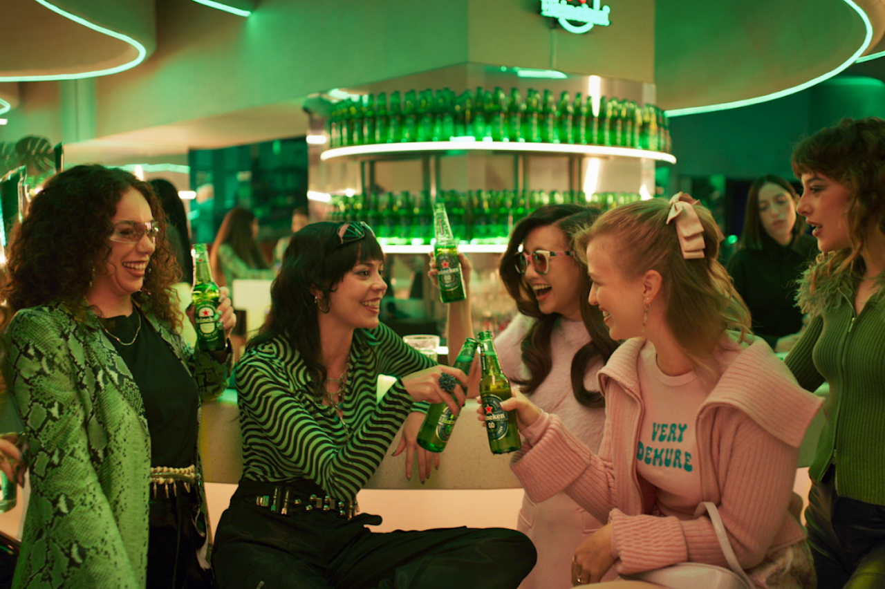 Heineken incentiva as pessoas a saírem das bolhas digitais e encontrarem novas conexões na vida real (Créditos: Divulgação)