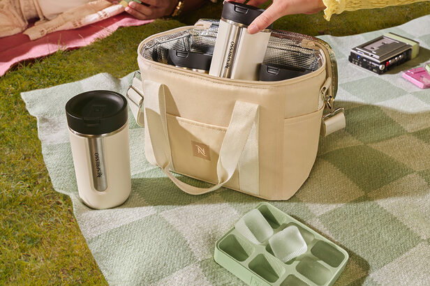 Nespresso lança campanha de verão inspirada nos anos 1990 (Crédito: Divulgação)