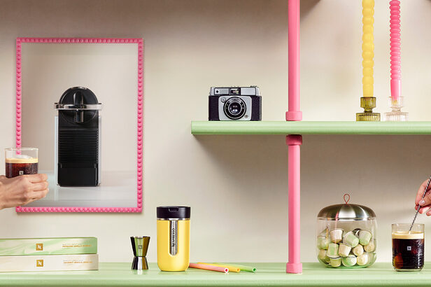 Nespresso ativa campanha de verão com máquinas e acessórios em estética inspirada no clima urbano e retrô dos anos 1990 (Crédito: Divulgação)