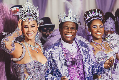 Paolla Oliveira samba no Carnaval de Bridgerton