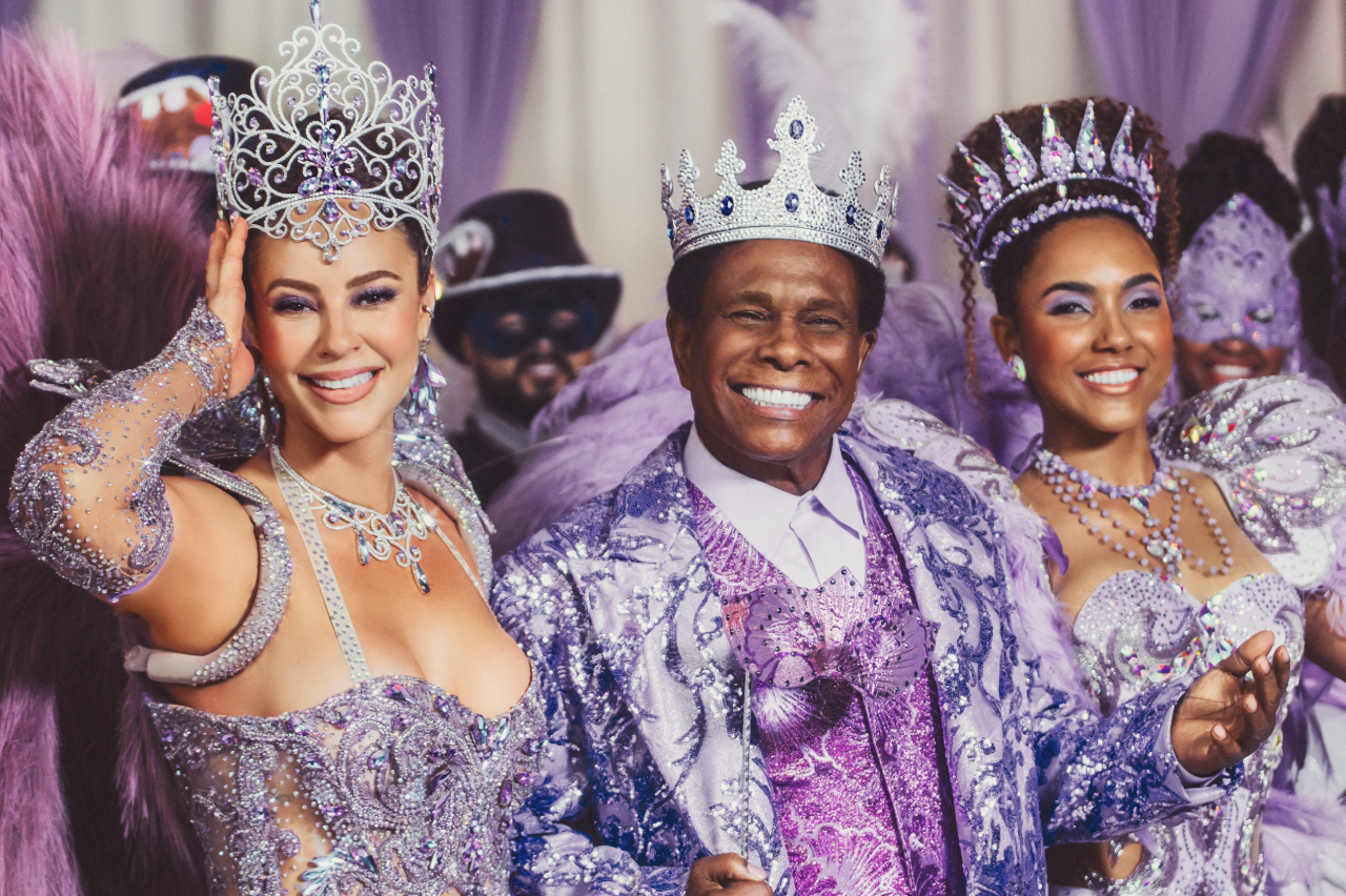 Paolla Oliveira samba no Carnaval de Bridgerton