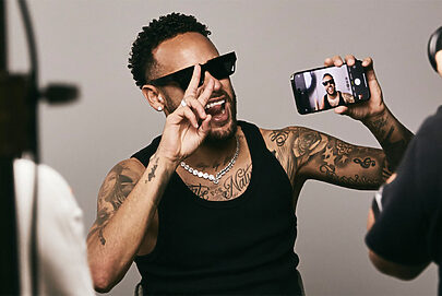 Neymar Jr. apresenta NJR Eyewear, sua marca de óculos