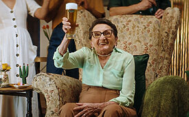 Tânia Maria em ação especial da Heineken para celebrar O Agente Secreto (Crédito: Divulgação)