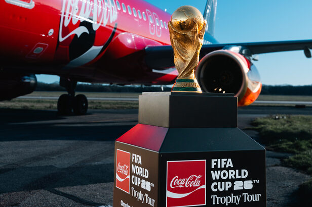 Coca-Cola traz taça da Copa do Mundo Fifa 2026 para o Brasil (Créditos: Divulgação)