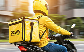 Zé Delivery, aplicativo de entrega da Ambev criado em 2016, pode entrar também na disputa de delivery de restaurantes (Créditos: Shutterstock.AI)