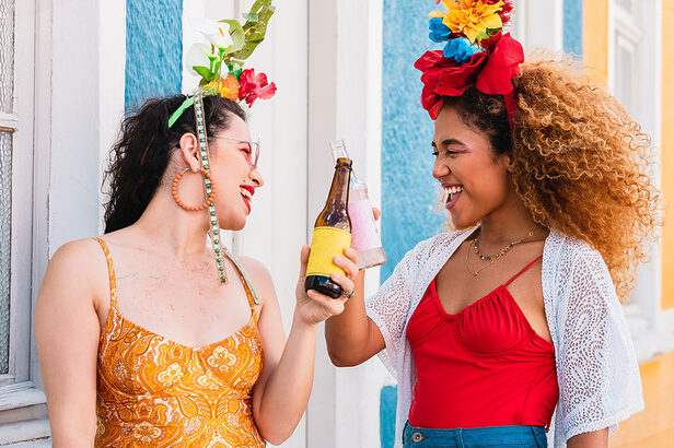 Carnaval concentra um dos períodos mais importantes de vendas para o setor de bebidas no País (Créditos: Vergani Fotografia/Shutterstock)