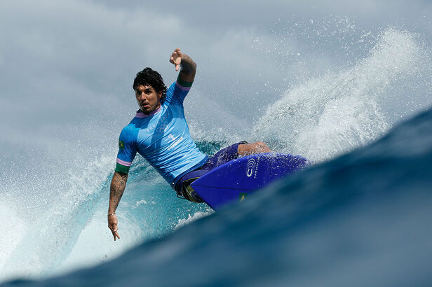 Gabriel Medina aposenta suas cuecas antigas em campanha da Hope (Crédito: Thouard-Pool-gettytimages)