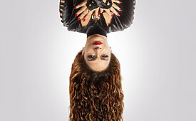 Claudia Ohana retoma Natasha para campanha de Dove com foco em proteção solar capilar (Créditos: Divulgação)