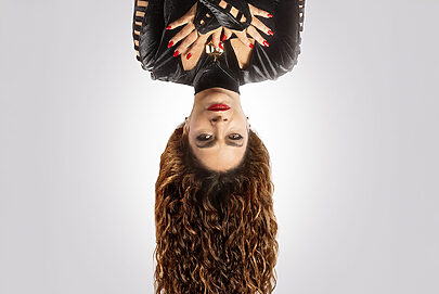 Claudia Ohana revive personagem de “Vamp” em campanha da Dove