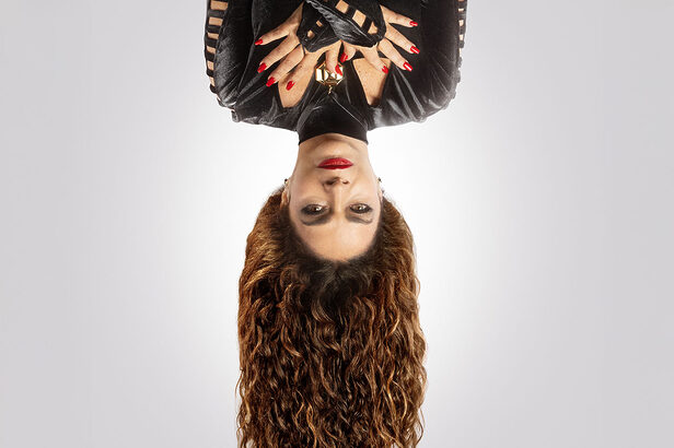 Claudia Ohana retoma Natasha para campanha de Dove com foco em proteção solar capilar (Créditos: Divulgação)