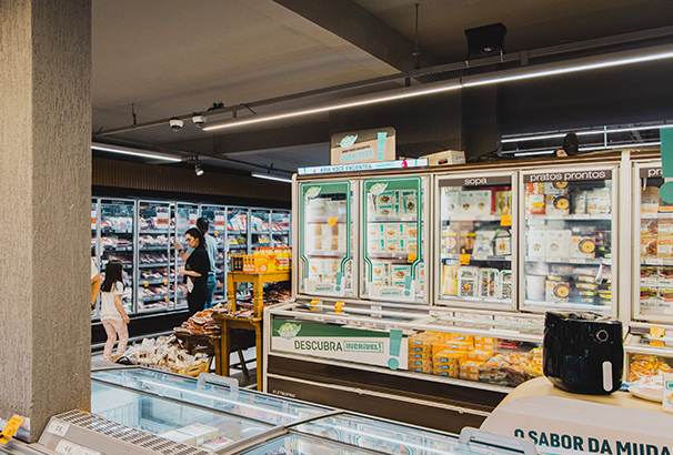 As carnes vegetais avançaram em distribuição e visibilidade no varejo, mas ainda enfrentam desafios para se consolidar como hábito de consumo no dia a dia dos brasileiros