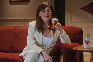 Atriz Christiane Torloni apareceu em comercial da Amstel, no intervalo do BBB 26 (Crédito: Reprodução)