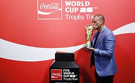 Ex-jogador da seleção brasileira, Denilson foi o responsável por revelar o troféu ao público presente na abertura do tour da taça no Brasil (Crédito: Divulgação)