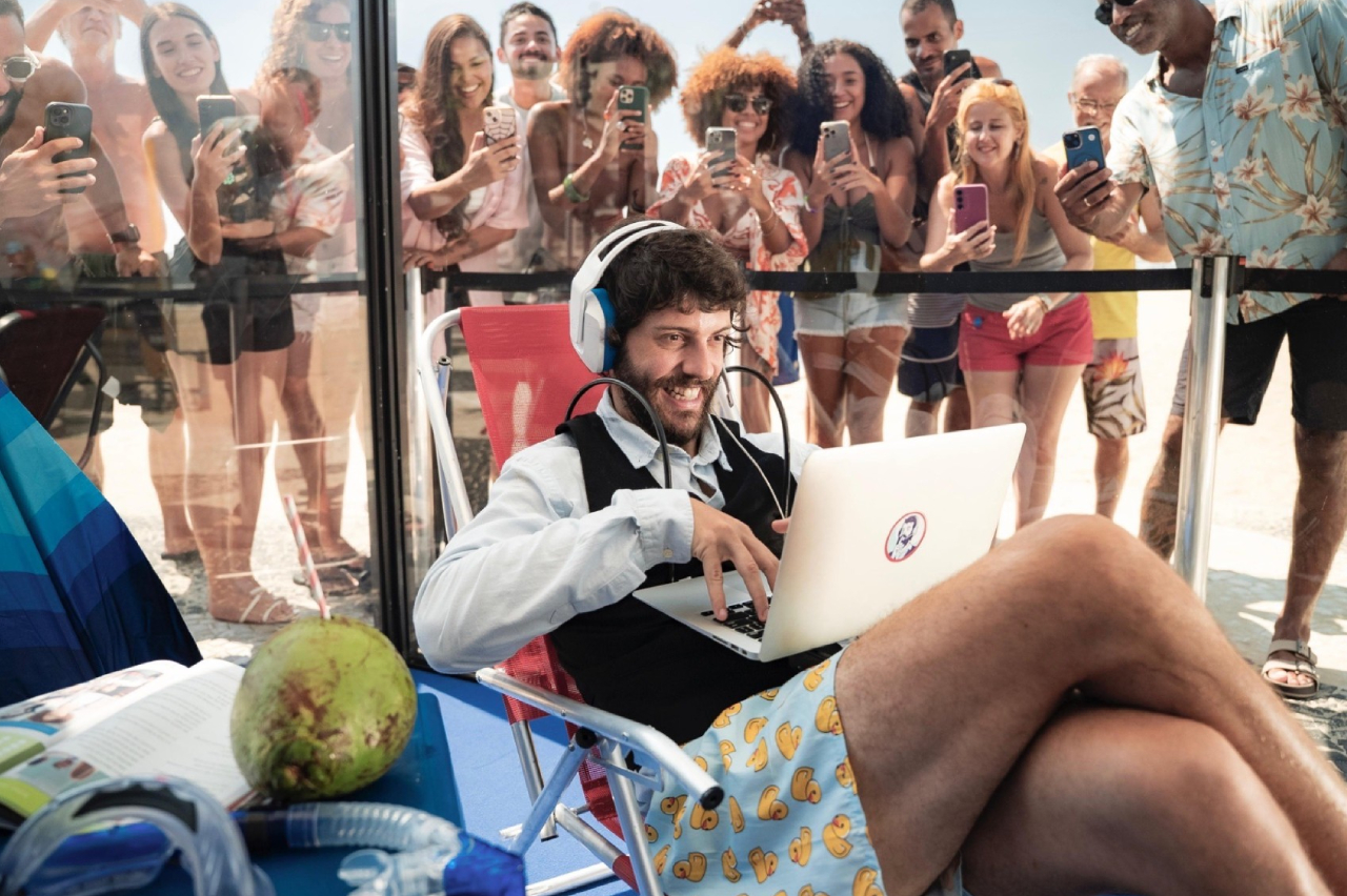 Diogo Defante participa de aula de inglês ao vivo em ação da Wizard na praia de Copacabana (Créditos: Diego Batista / Mol)