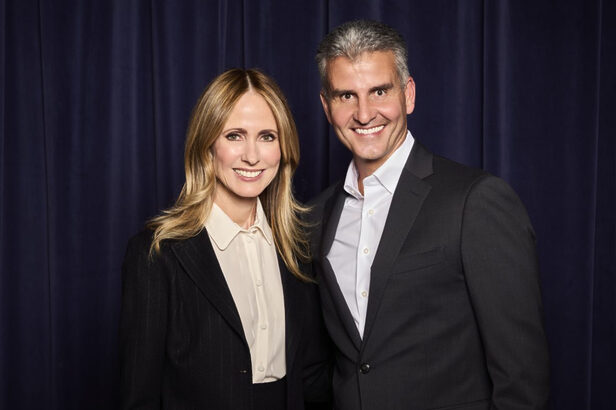  Dana Walden e Josh D'Amaro (Créditos: Divulgação/Disney)