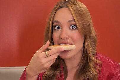 Bia do Brás vira atendente do Habib’s em ação