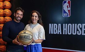 Bernardo Dinardi, CEO e fundador da TM1, e Niva de Mello, diretora de eventos da NBA para América Latina e Canadá (Crédito: Divulgação / NBA)