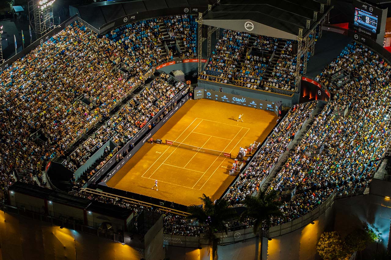 Foto panorâmica da quadra central do Rio Open