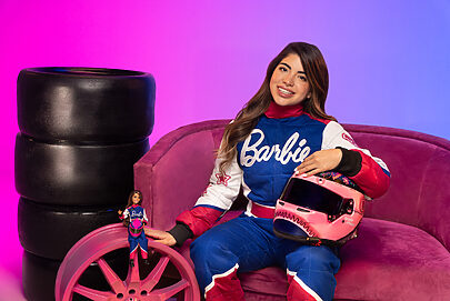 Barbie homenageia Regina Sirvent, pilota mexicana da Nascar