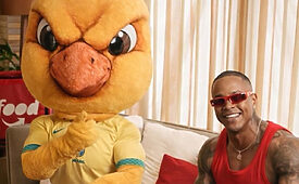 Canarinho, mascote da Seleção Brasileira, com o cantor Léo Santana (Créditos: Divulgação)