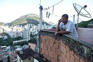 Consumo de dados muda relação de consumidores das favelas com marcas de telecom