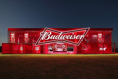 Budweiser aposta em nostalgia e fitas K7 no Lollapalooza 2026