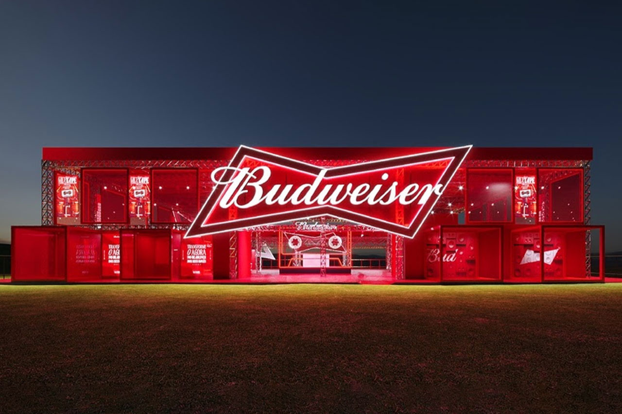 Budweiser aposta em nostalgia e fitas K7 no Lollapalooza 2026