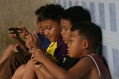 Indonésia começa a restringir redes sociais a adolescentes