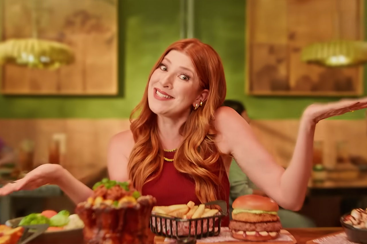 Com Dani Calabresa, Outback celebra volta de clássicos