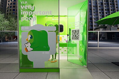 Duolingo ativa banheiro VIP na Paulista em nova campanha