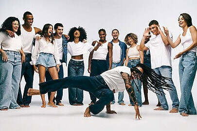 Hering reforÃ§a jeans com clipe ao som de Claudinho & Buchecha